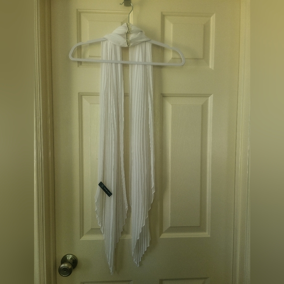 NEW Gorgeous I.N.C scarf with beautiful pearl and bead details - Picture 6 of 9